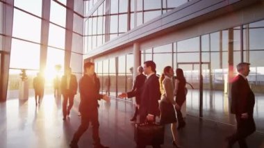 iki genç işadamları karşılamak ve el sallamak