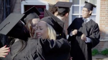 mezuniyet gününde arkadaş grubu