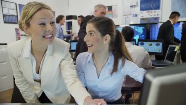 Les commerçants financiers travaillent dans le bureau 