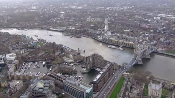 Vista aérea panorâmica acima da cidade de Londres e do rio Tâmisa — Vídeo de Stock