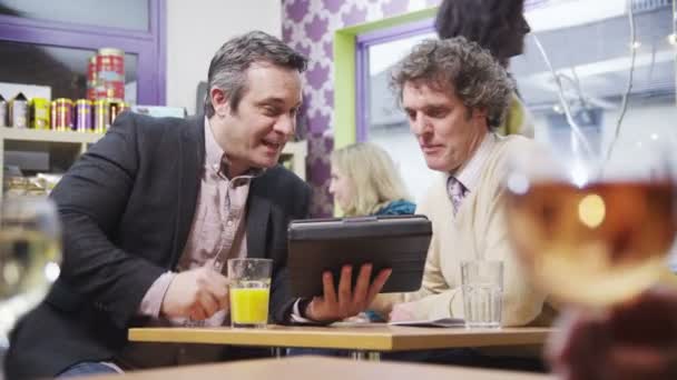 Deux hommes d'affaires joyeux dans une réunion décontractée dans un café 