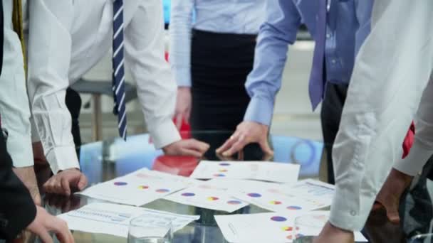 Lluvia de ideas de los profesionales en la reunión de negocios — Vídeos de Stock