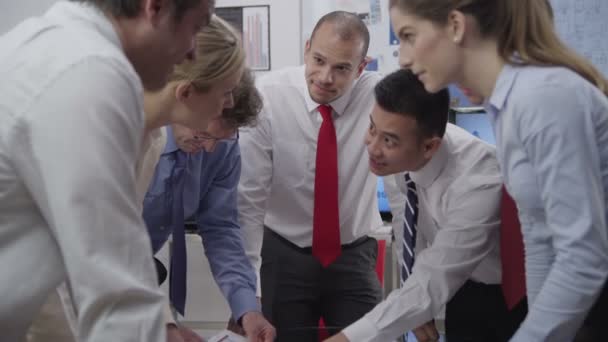 Equipo de profesionales de lluvia de ideas en la reunión — Vídeo de stock