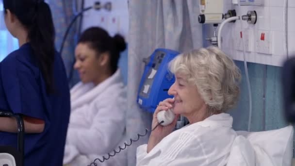 Дама в лікарні робить телефонний дзвінок — стокове відео