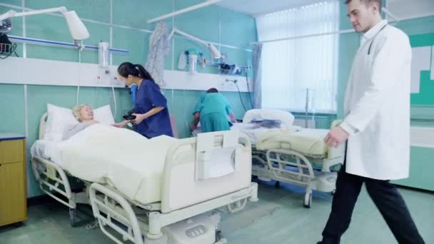 Equipo médico al lado de la cama del paciente — Vídeos de Stock
