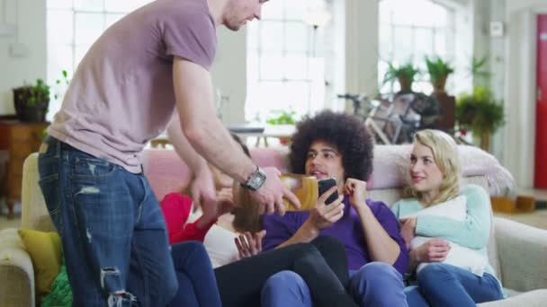 Heureux groupe diversifié de jeunes amis traîner à la maison et rire ensemble — Video