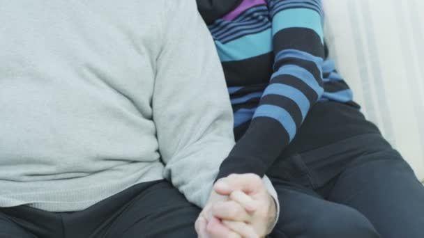 Ouder paar handen te houden en delen van de kus — Stockvideo