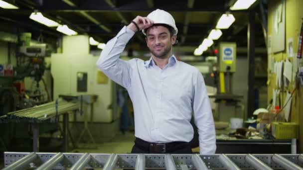 Retrato de un trabajador de almacén masculino feliz y atractivo — Vídeo de stock