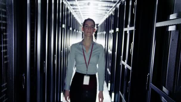 Det ingenjör arbetar i ett datacenter — Stockvideo