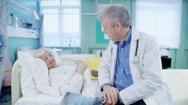 Médico discutiendo resultados de rayos X con el paciente — Vídeo de stock