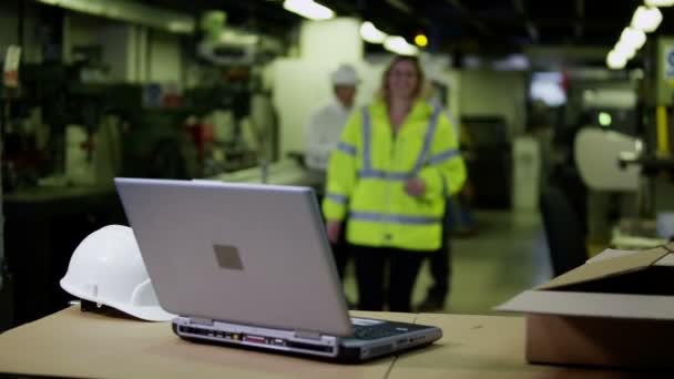 Arbetstagare i ett lager med en bärbar dator förbereder varor för leverans — Stockvideo
