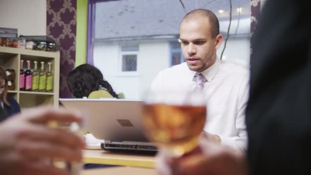 Attrayant mixte race jeune professionnel masculin travaillant sur son ordinateur portable dans un café 