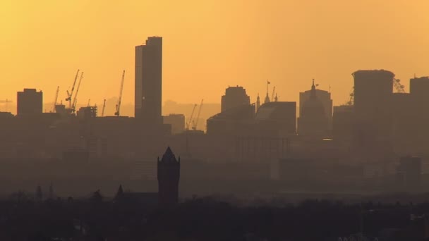 Vista aérea del horizonte de Londres en una nebulosa mañana de otoño — Vídeos de Stock