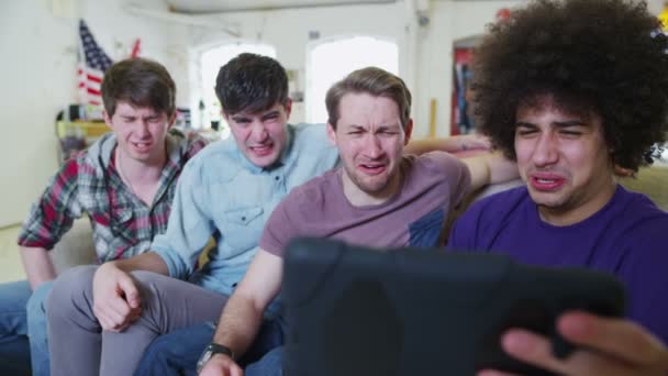 Ευτυχισμένη ομάδα περιστασιακή νέους αρσενικούς φίλους, χαλαρωτικό με έναν υπολογιστή δισκίο — Αρχείο Βίντεο