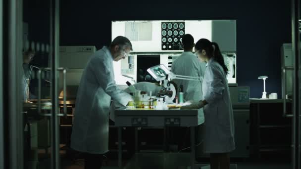 Onderzoekers die werken in laboratorium faciliteit — Stockvideo