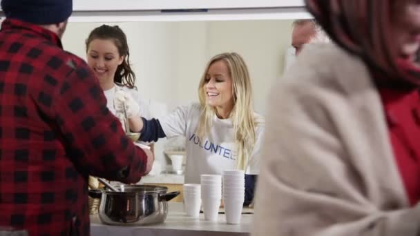 Sopa de cocina voluntarios ayudan a alimentar a las personas sin hogar — Vídeos de Stock