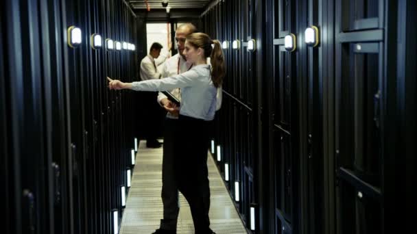 Équipe de personnes travaillant au centre de données 