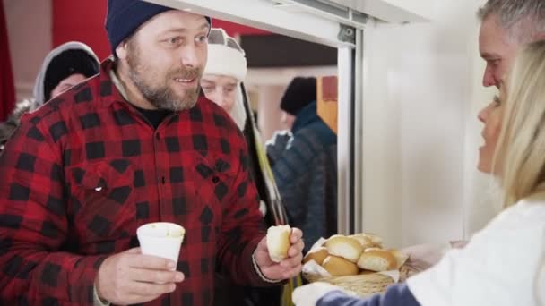Zupy kuchnia wolontariusze pomagają karmić bezdomnych — Wideo stockowe