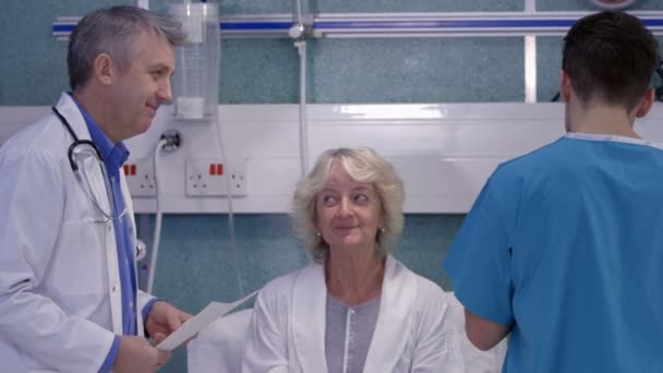 Medizinisches Personal kümmert sich um Patienten — Stockvideo