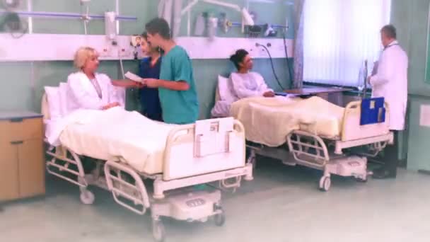 Medicinsk personal tar hand om patienter — Stockvideo