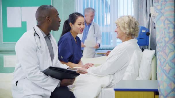 Arzt und Krankenschwester im Gespräch mit Patienten