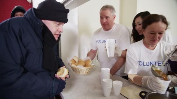 Gaarkeuken vrijwilligers helpen te voeden de daklozen — Stockvideo