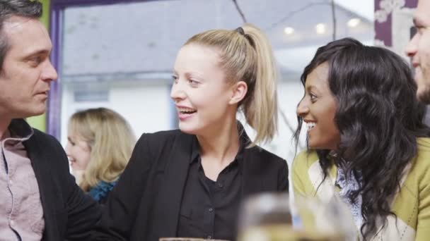 Heureux groupe d'amis ou de collègues d'affaires bavarder ensemble dans un petit café 