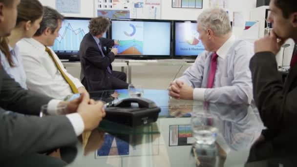 Grupo de profesionales están haciendo una lluvia de ideas en la reunión — Vídeos de Stock