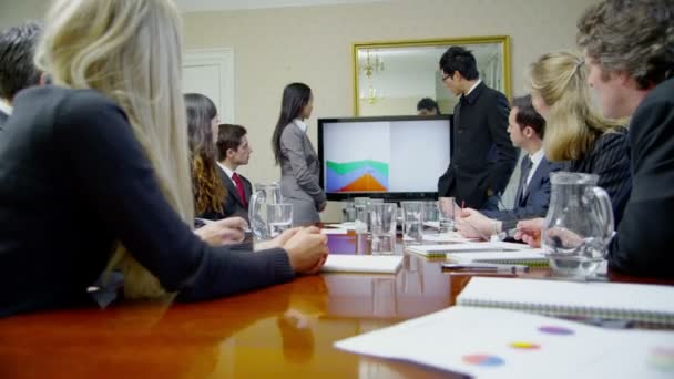 Affärsmän som sitter runt konferensbord — Stockvideo