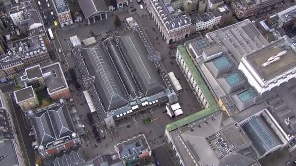 Vista aérea sobre las antiguas casas históricas de la ciudad de Londres — Vídeo de stock