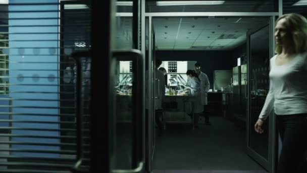 Travailleurs au sein d'installations de recherche scientifique occupées 