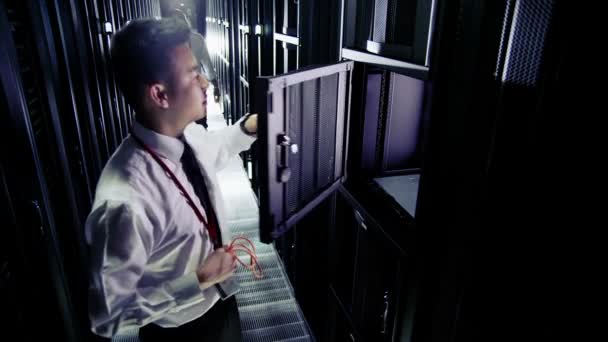 Mensen die werkzaam zijn in datacenter — Stockvideo