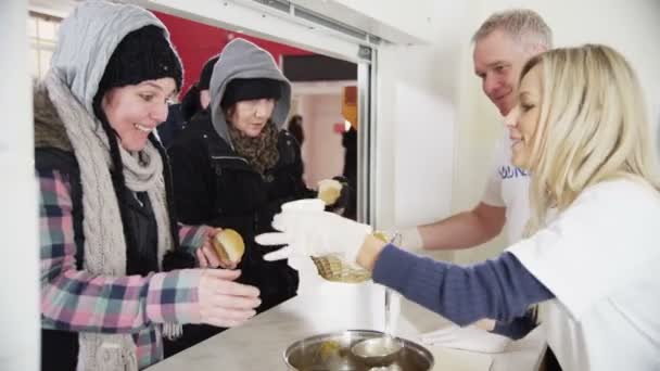 Sopa de cozinha voluntários ajudam a alimentar os sem-teto — Vídeo de Stock