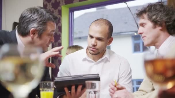 Trois hommes d'affaires joyeux en réunion décontractée dans un café 