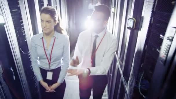 Bir veri merkezinde çalışan mühendisler — Stok video