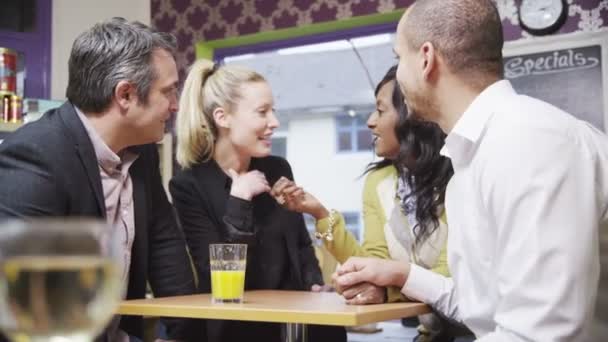 Heureux groupe d'amis ou de collègues d'affaires bavarder ensemble dans un petit café 