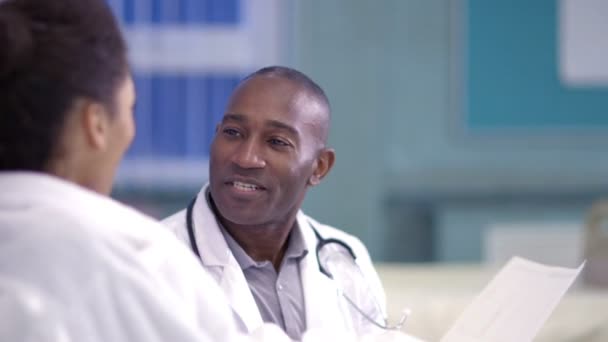 Cuidados médico do hospital conversando ao lado da cama do paciente feminino . — Vídeo de Stock