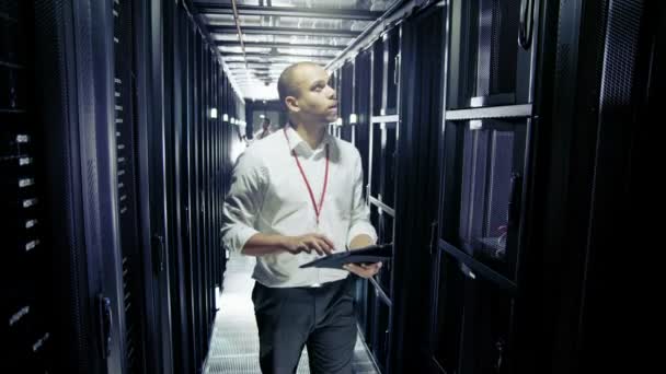 Personnes travaillant dans un centre de données 