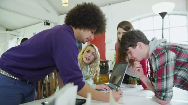 Grupo diverso de jovens estudantes que trabalham em conjunto num projecto — Vídeo de Stock