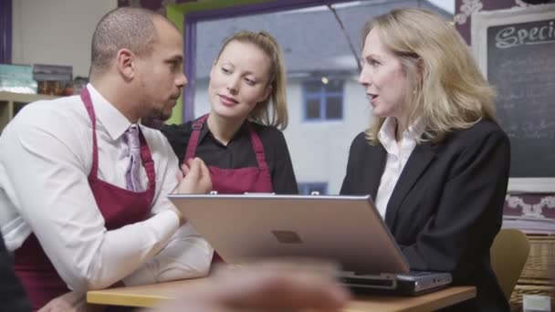 Travailleurs attractifs café hommes et femmes discuter du travail avec leur gestionnaire 