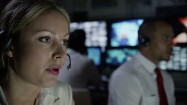 Personnel de sécurité masculin dans la salle de contrôle du système 