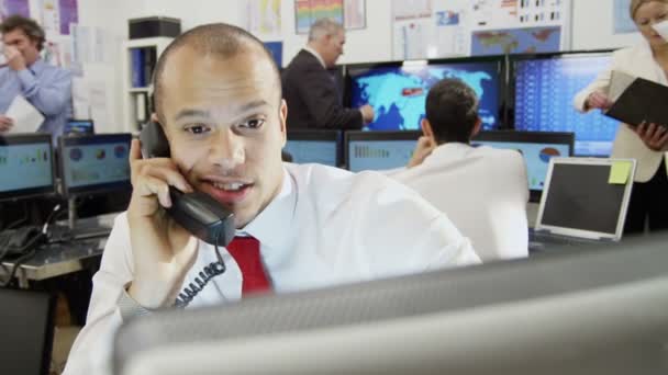 Mercado comerciante está fazendo negócio por telefone — Vídeo de Stock