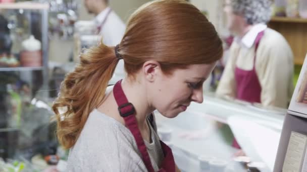 Clientes y miembros del personal en una pequeña delicatessen amigable o tienda de alimentos — Vídeo de stock