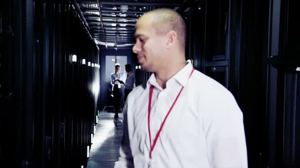 Workers at data centre — Stock Video