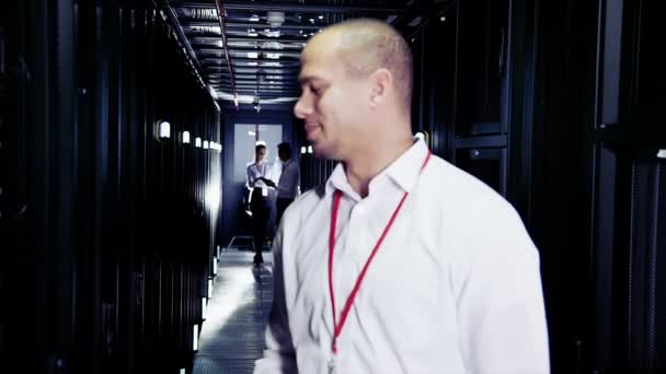 Workers at data centre — Stock Video