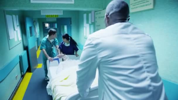 Команда швидкої допомоги поспішає пацієнт на Ґурні — стокове відео
