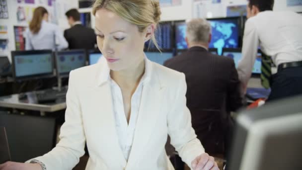 Un employé municipal prend un appel téléphonique 