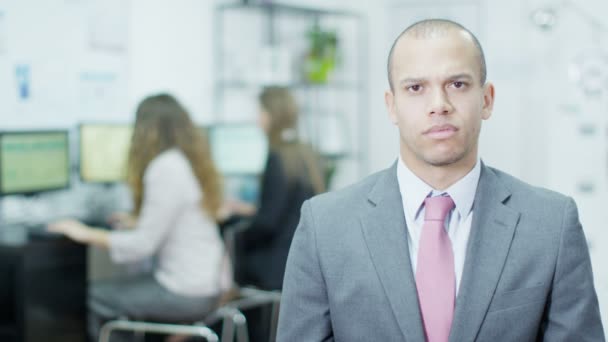 Retrato de un hombre de negocios cansado y estresado — Vídeos de Stock