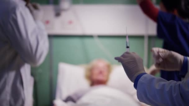 Ärzteteam eilt zur Arbeit am Patienten — Stockvideo