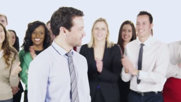 Группа счастливых и разнообразных деловых людей — стоковое видео